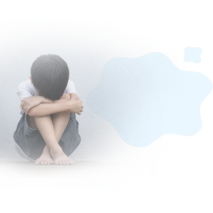 体育座りで伏せている子ども